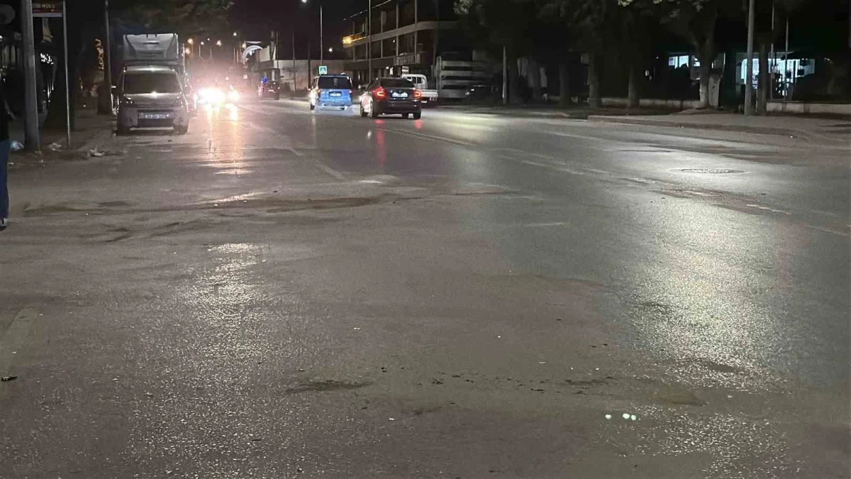 Sakarya'da hafif ticari araç ile 2 motosiklet çarpıştı
