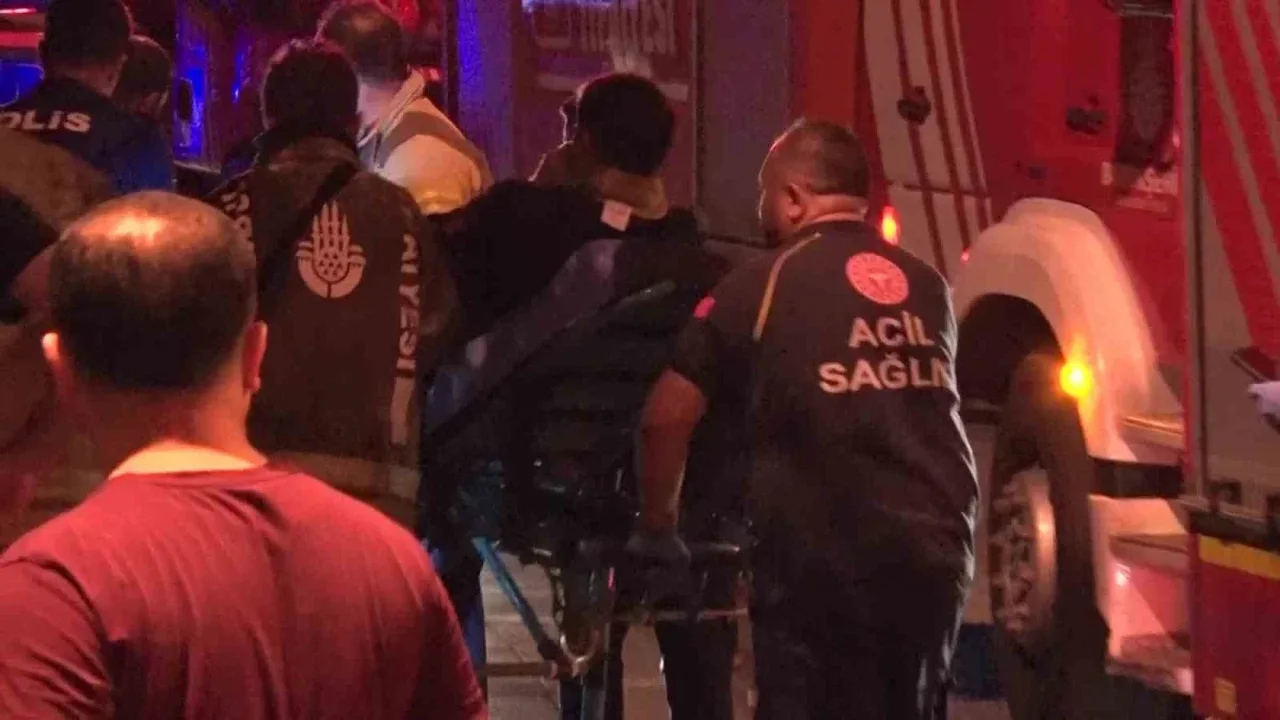 Fatih'te 4 katlı binada yangın: 1 itfaiye eri yaralandı