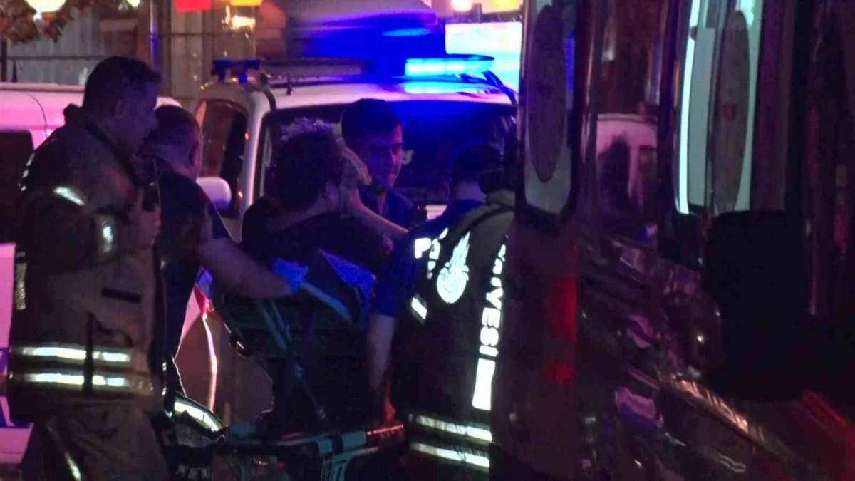 Fatih'te 4 katlı binada yangın: 1 itfaiye eri yaralandı