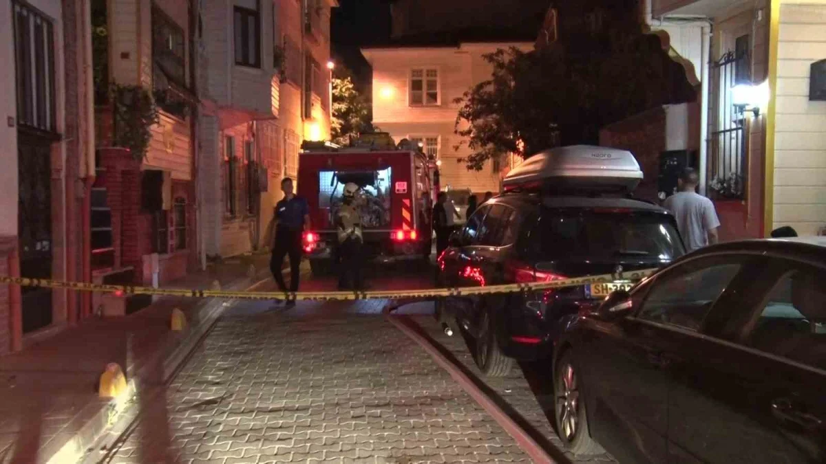 Fatih'te 4 katlı binada yangın: 1 itfaiye eri yaralandı