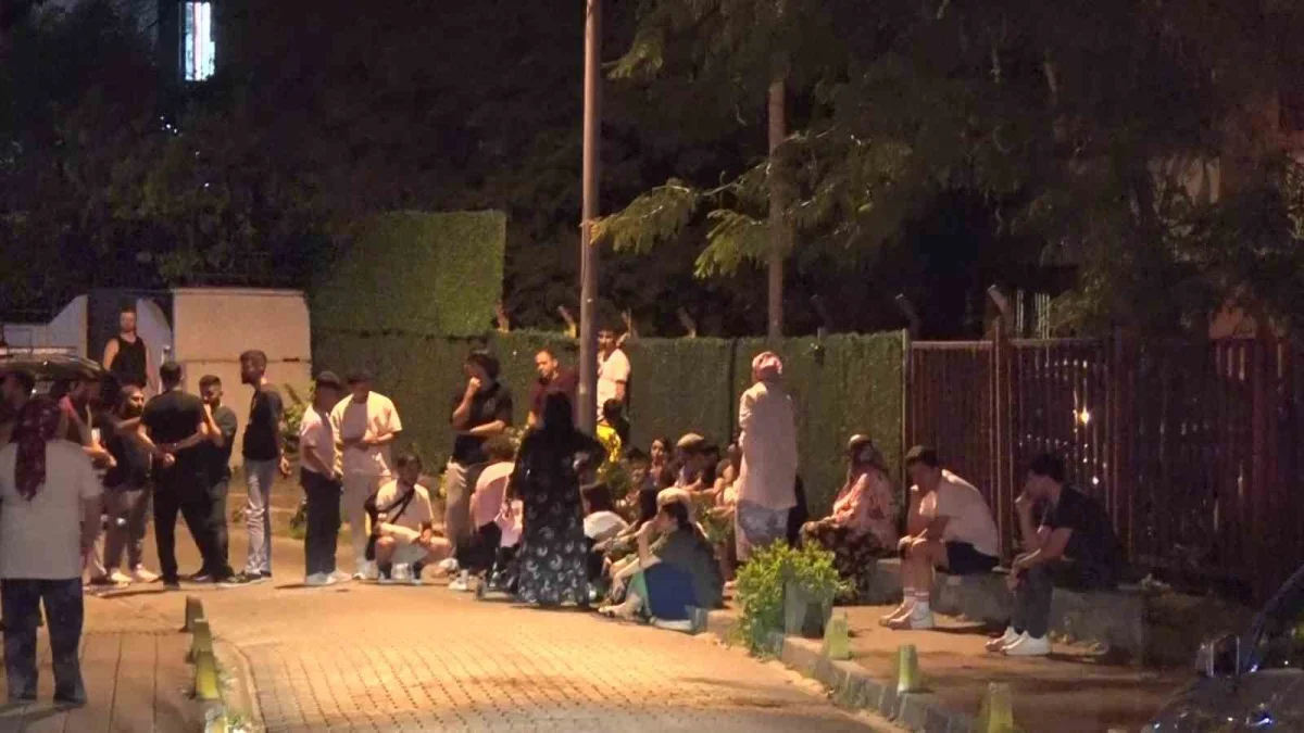 Fatih'te 4 katlı binada yangın: 1 itfaiye eri yaralandı
