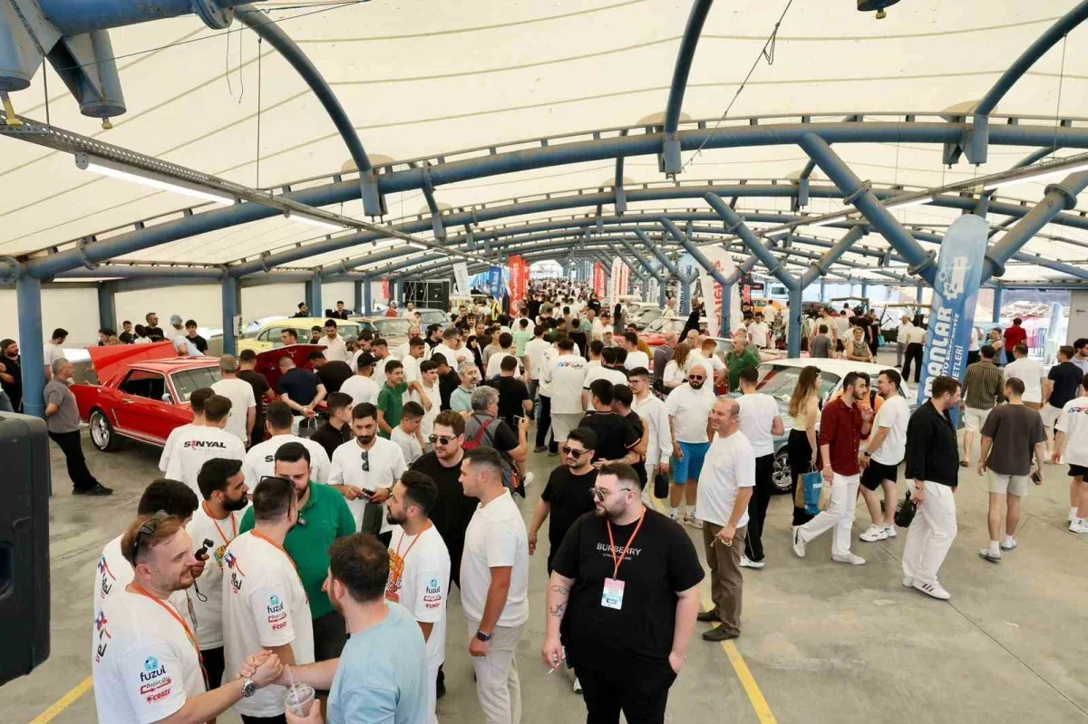 Küçükçekmece'de Klasik Otomobil Festivali'ne yoğun ilgi