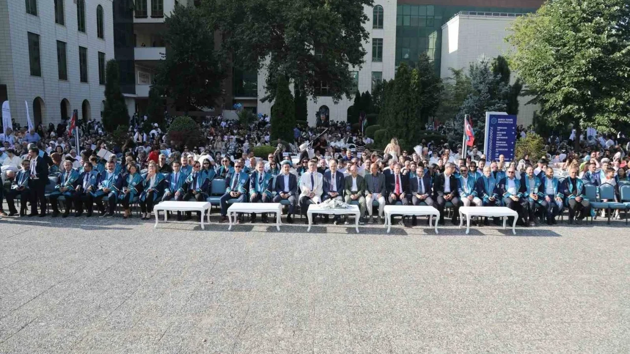 BTÜ mezuniyet töreninde 27 bölümden binin üzerinde mezun