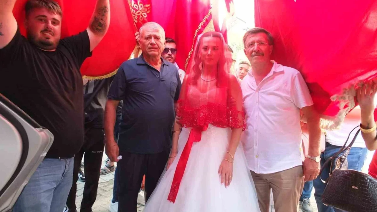 Balıkesir Burhaniye'de asırlık düğün geleneği yaşatıldı