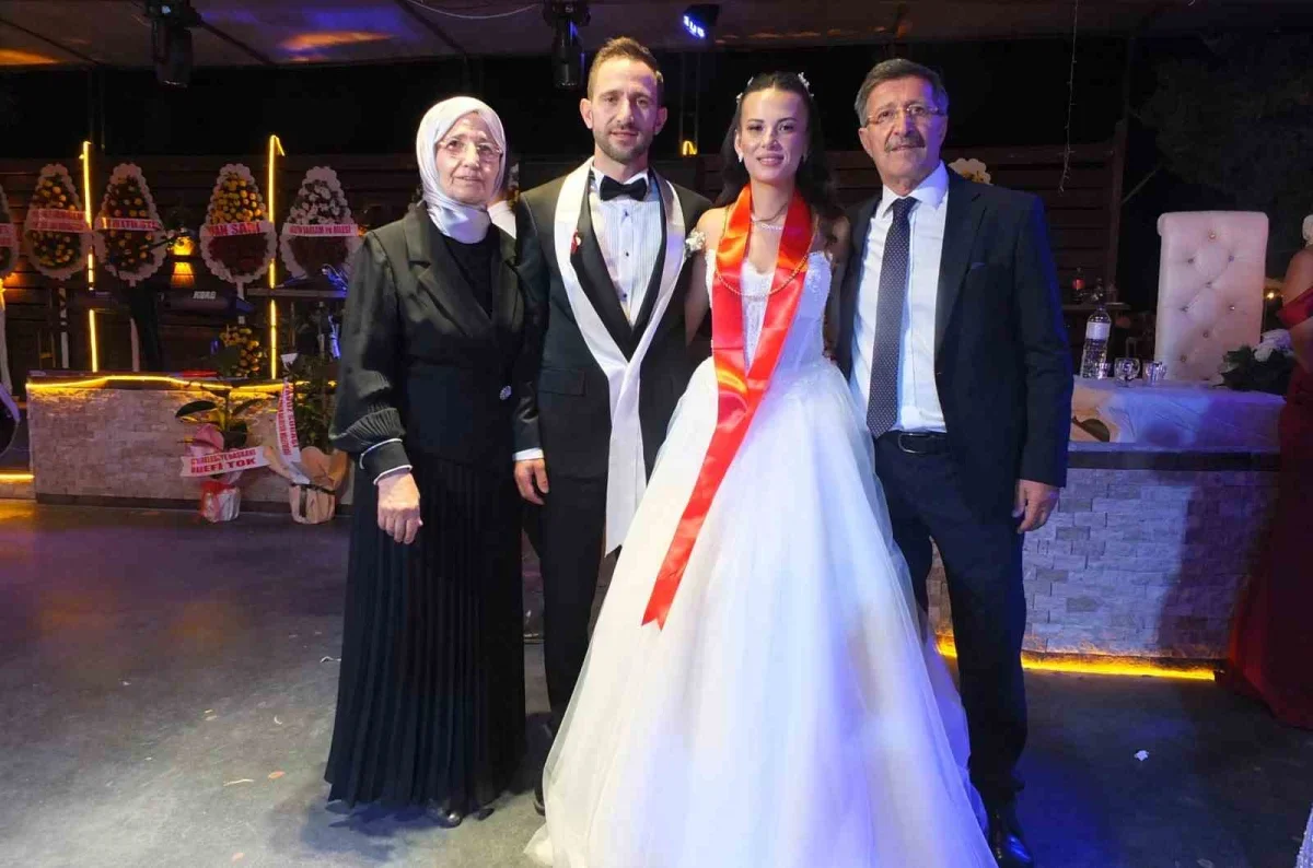 Balıkesir Burhaniye'de asırlık düğün geleneği yaşatıldı