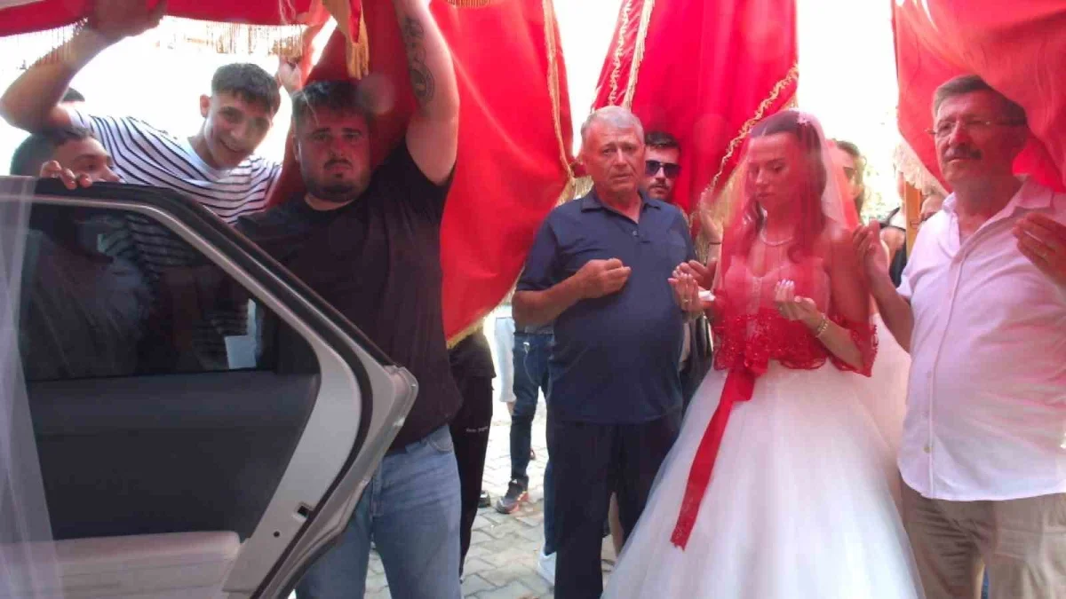 Balıkesir Burhaniye'de asırlık düğün geleneği yaşatıldı