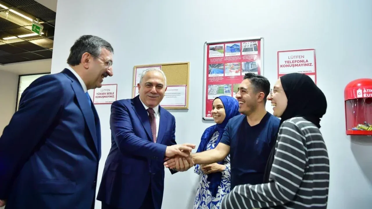 Cevdet Yılmaz, Fatih Merkez Kütüphanesi'ni ziyaret etti