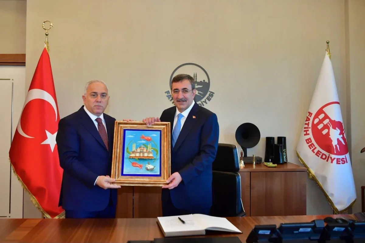 Cevdet Yılmaz, Fatih Merkez Kütüphanesi'ni ziyaret etti