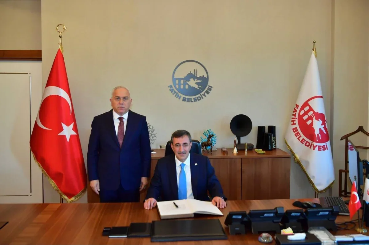 Cevdet Yılmaz, Fatih Merkez Kütüphanesi'ni ziyaret etti