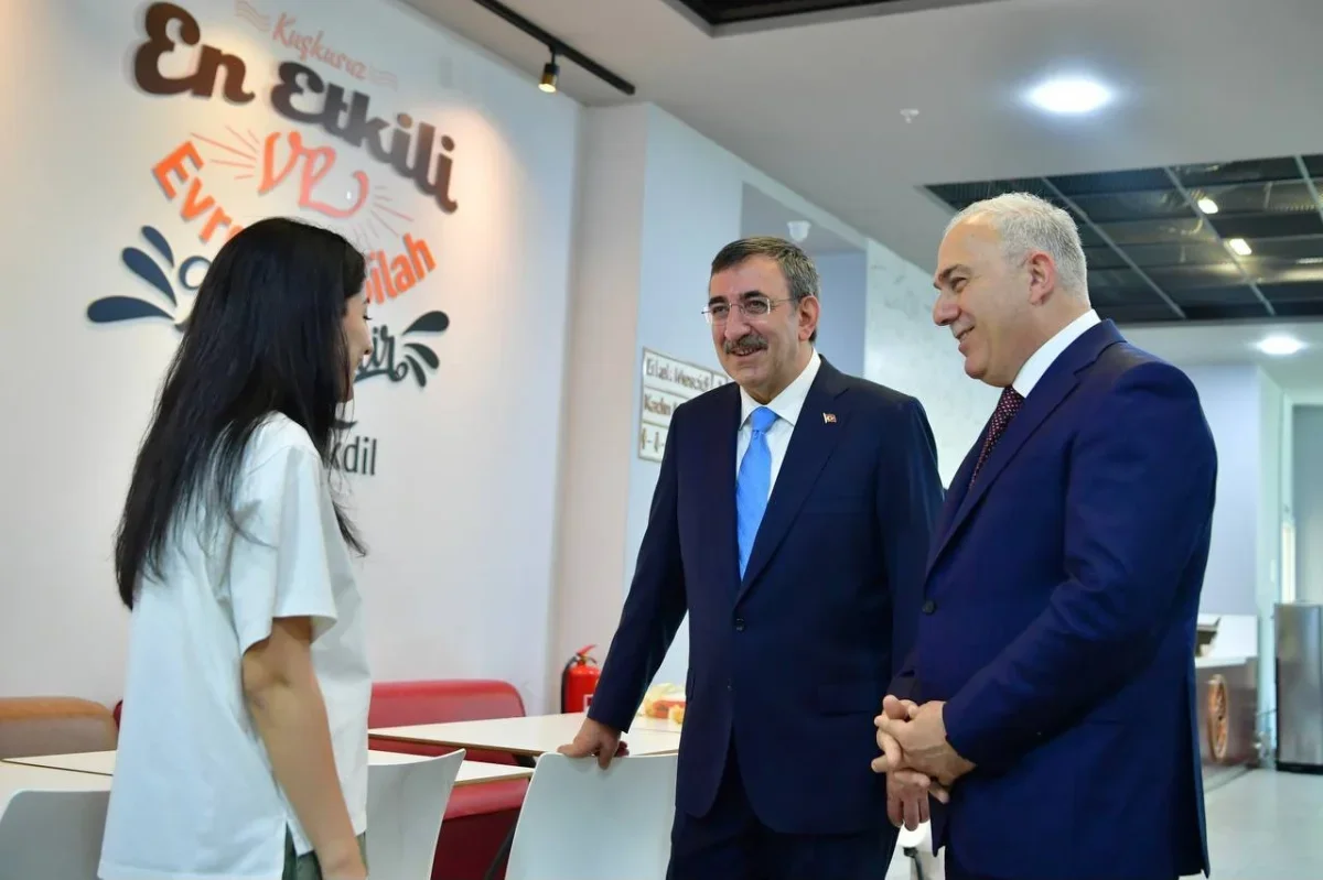 Cevdet Yılmaz, Fatih Merkez Kütüphanesi'ni ziyaret etti
