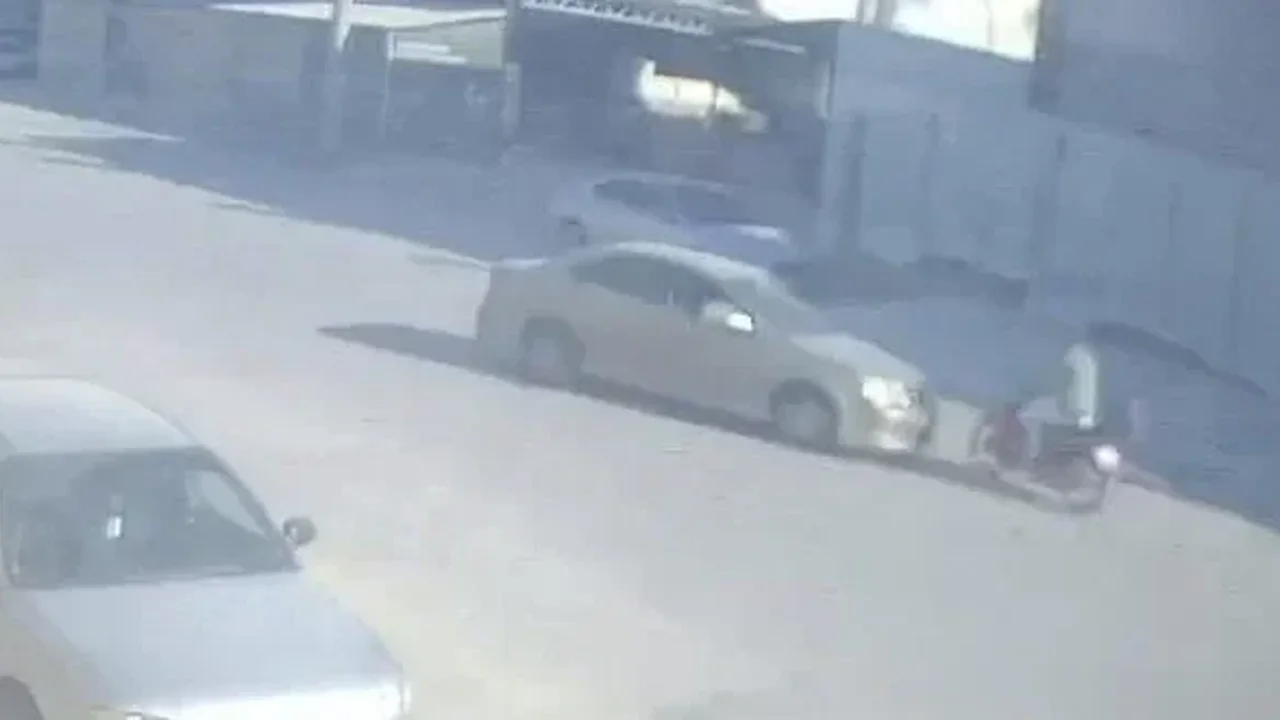 İnegöl'de otomobil ile motosiklet kafa kafaya çarpıştı: 1 yaralı