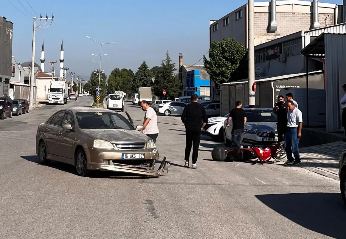 İnegöl'de otomobil ile motosiklet kafa kafaya çarpıştı: 1 yaralı