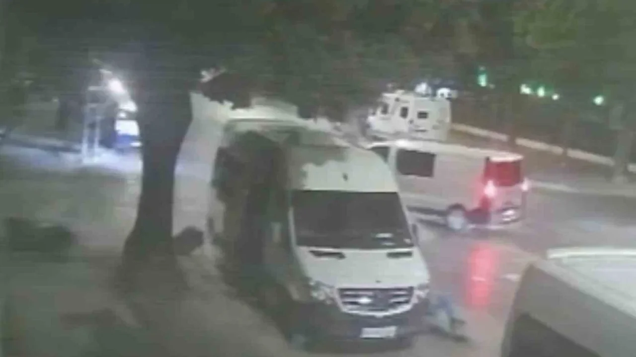 Adapazarı'nda motosiklet kazası kamerada: 2 yaralı