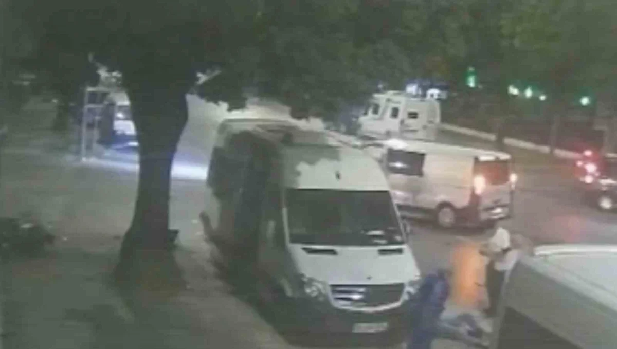 Adapazarı'nda motosiklet kazası kamerada: 2 yaralı