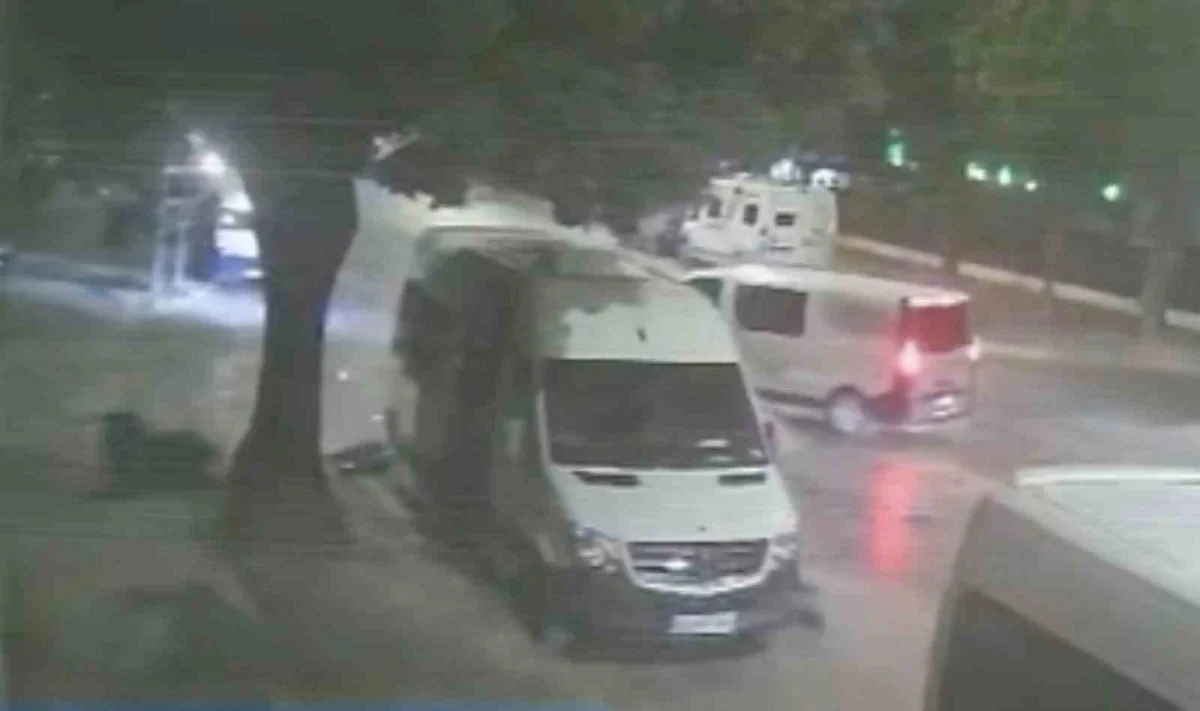 Adapazarı'nda motosiklet kazası kamerada: 2 yaralı