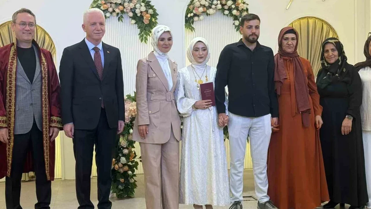 Evlilik kredisiyle evlenen 100 bininci çifte Bakan Göktaş şahit oldu