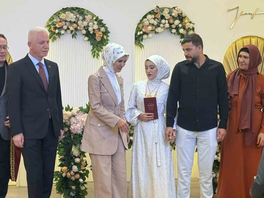 Evlilik kredisiyle evlenen 100 bininci çifte Bakan Göktaş şahit oldu