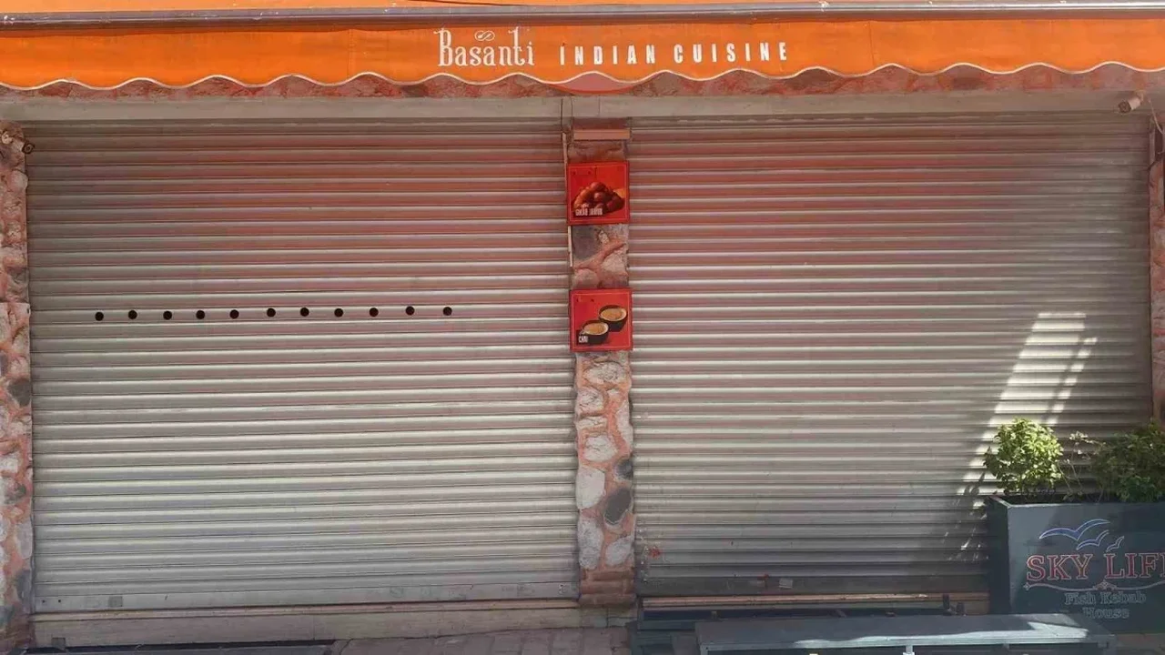 Fatih'te mühürlü boş dükkandan yayılan koku ekipleri harekete geçirdi