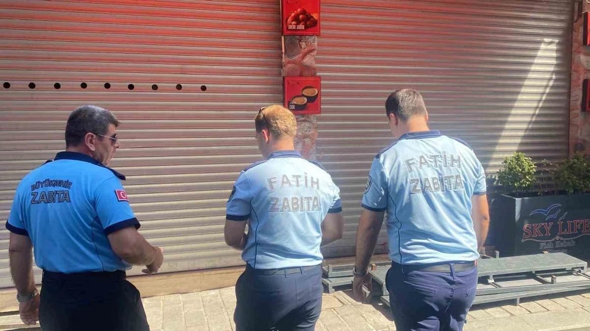 Fatih'te mühürlü boş dükkandan yayılan koku ekipleri harekete geçirdi