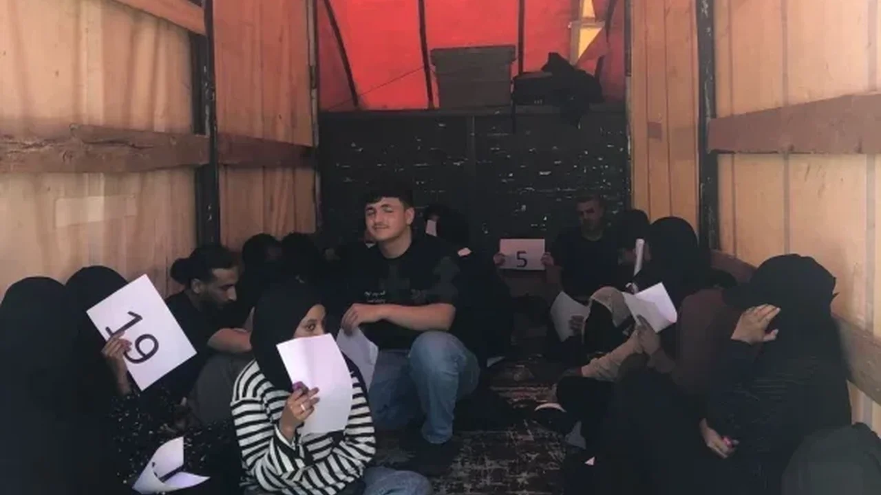 Edirne Uzunköprü'de kapalı kasa kamyonette 20 göçmen yakalandı