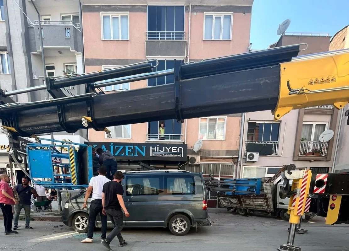 Bursa İnegöl'de yük asansörü minibüsün üzerine devrildi