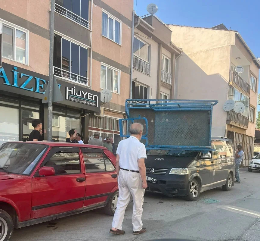 Bursa İnegöl'de yük asansörü minibüsün üzerine devrildi