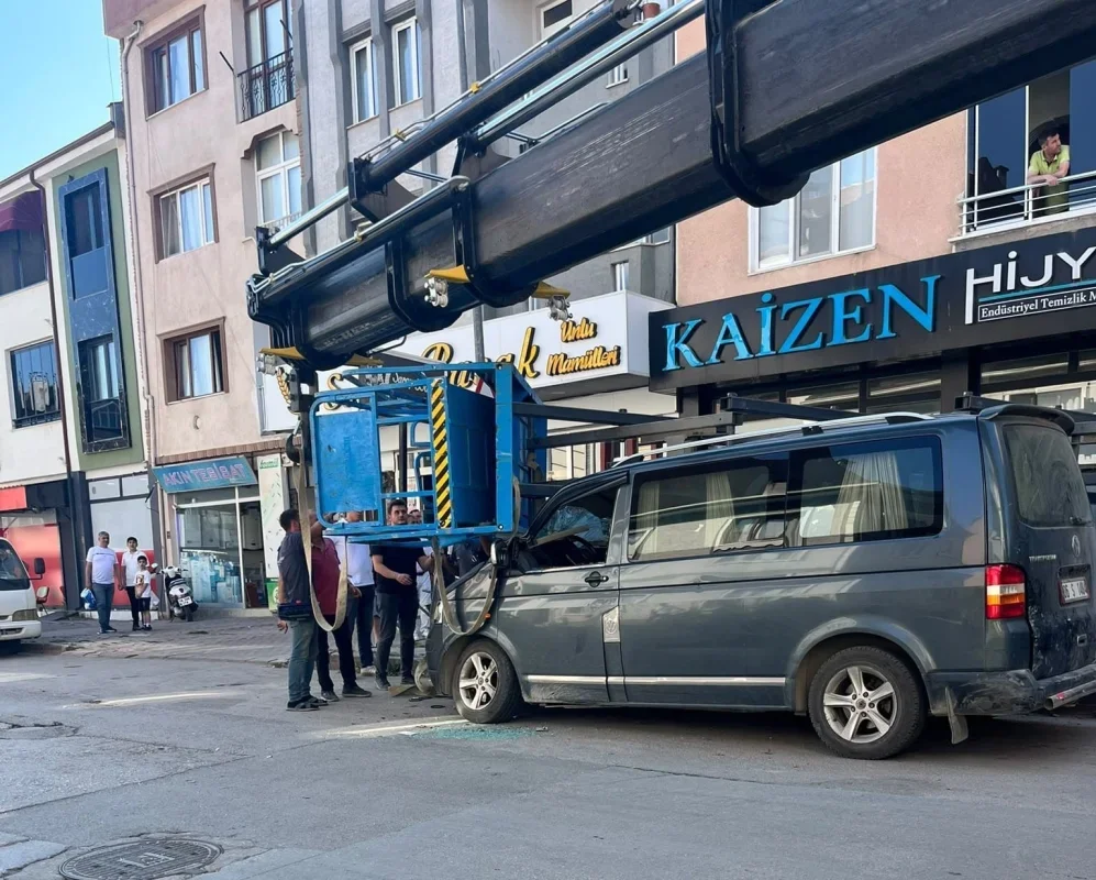 Bursa İnegöl'de yük asansörü minibüsün üzerine devrildi