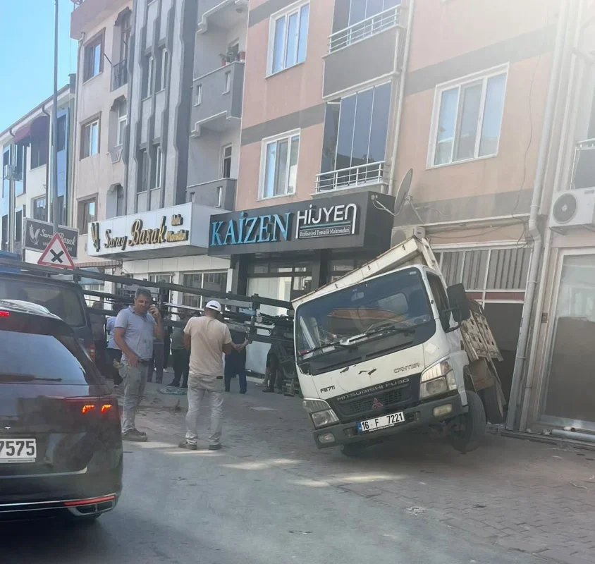 Bursa İnegöl'de yük asansörü minibüsün üzerine devrildi