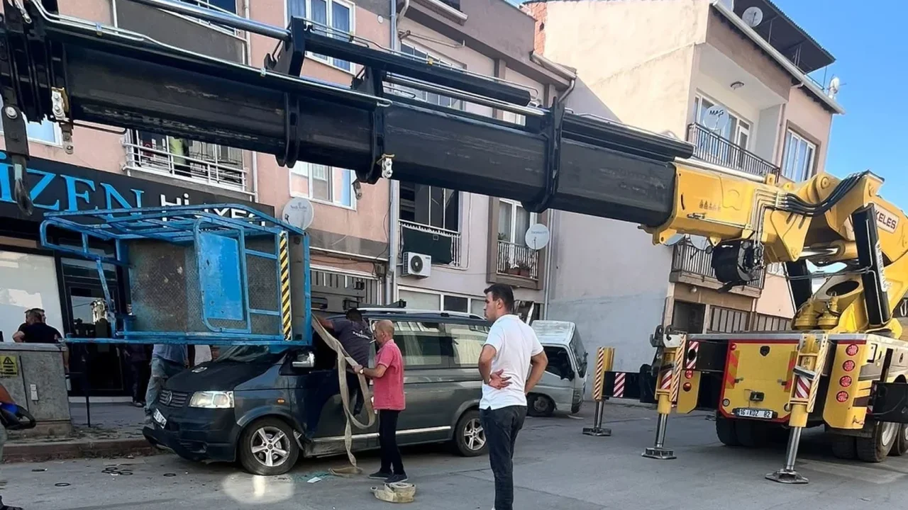 Bursa İnegöl'de yük asansörü minibüsün üzerine devrildi