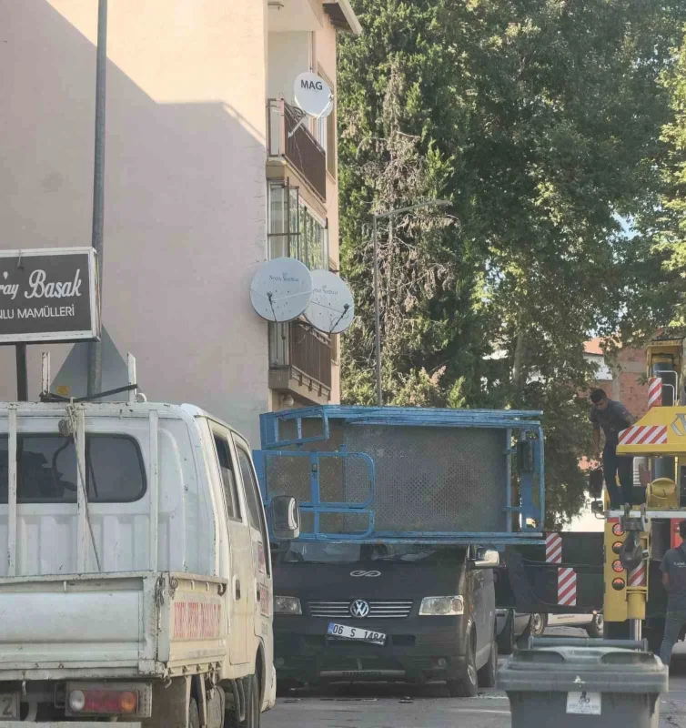 Bursa İnegöl'de yük asansörü minibüsün üzerine devrildi