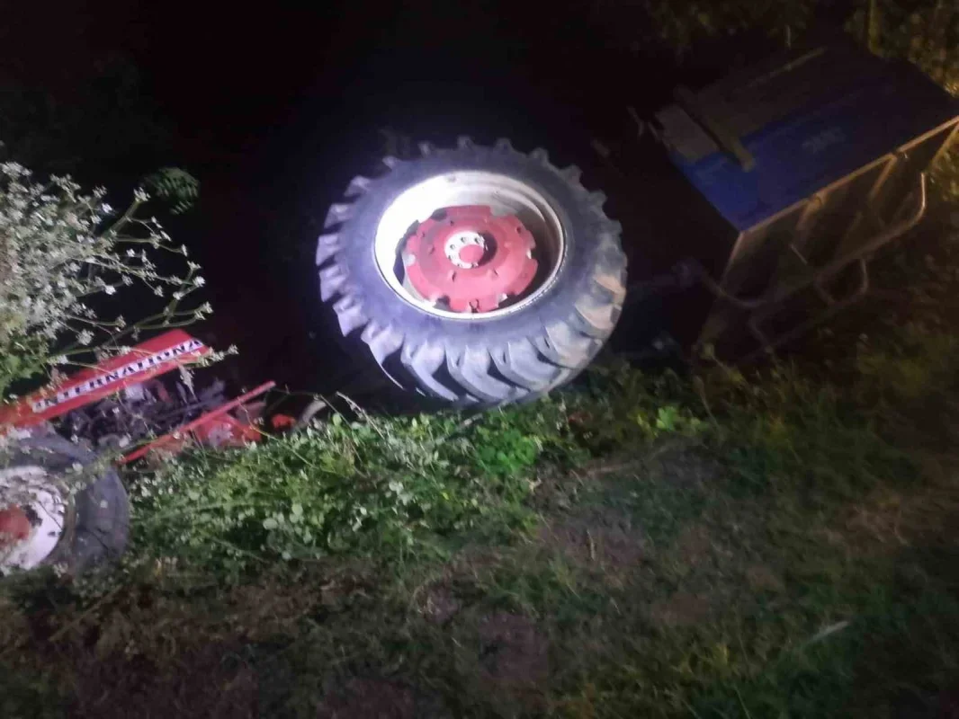 İnegöl'de devrilen traktörün sürücüsü ağır yaralandı