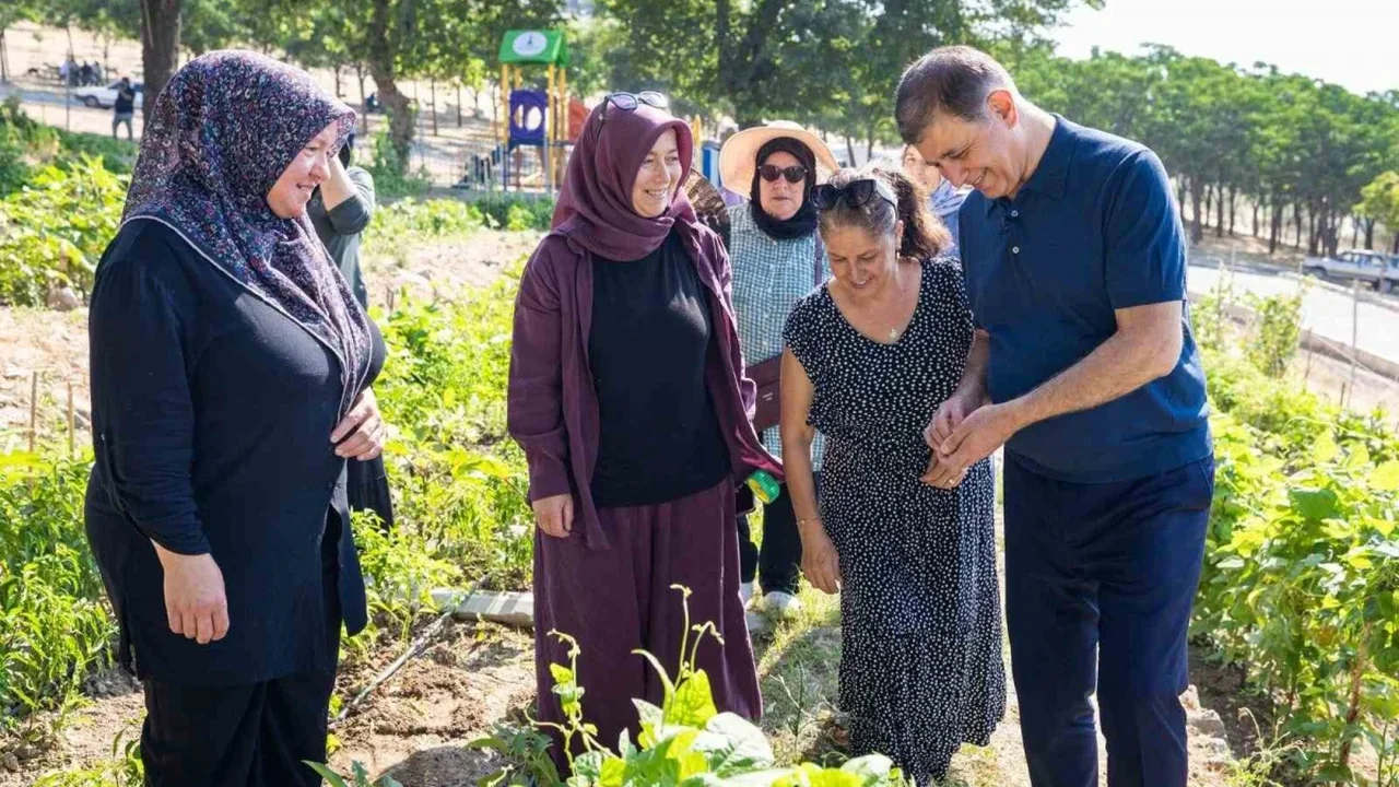 İzmir'de mahalle bostanlarında kadınların hasat sevincine Tugay katıldı