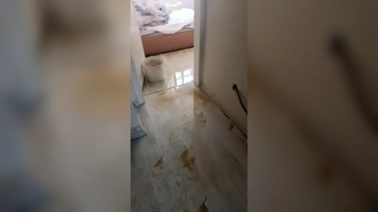 Avcılar'da İSKİ borusu patladı, giriş kat dairesini su bastı