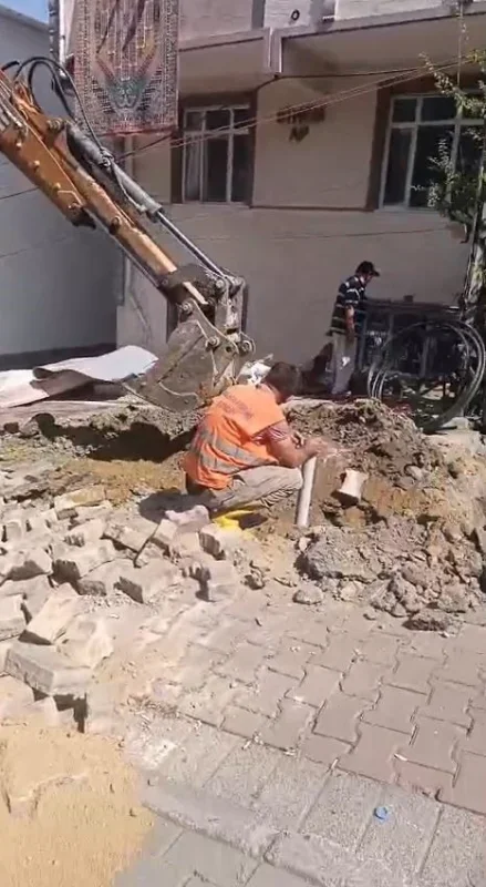 Avcılar'da İSKİ borusu patladı, giriş kat dairesini su bastı