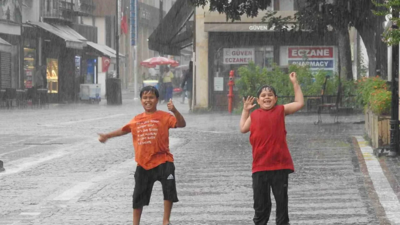 Edirne'de sağanak sürprizi: Çocuklar yağmurda dans etti
