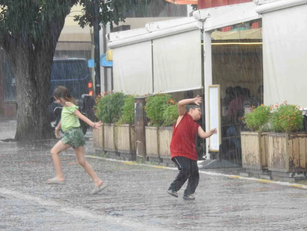 Edirne'de sağanak sürprizi: Çocuklar yağmurda dans etti