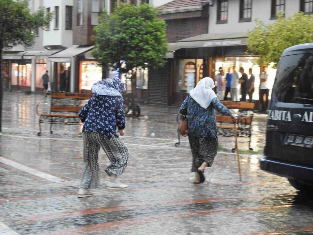 Edirne'de sağanak sürprizi: Çocuklar yağmurda dans etti