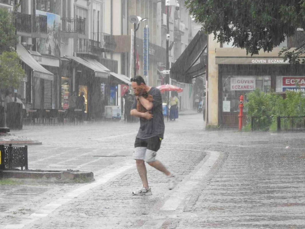 Edirne'de sağanak sürprizi: Çocuklar yağmurda dans etti