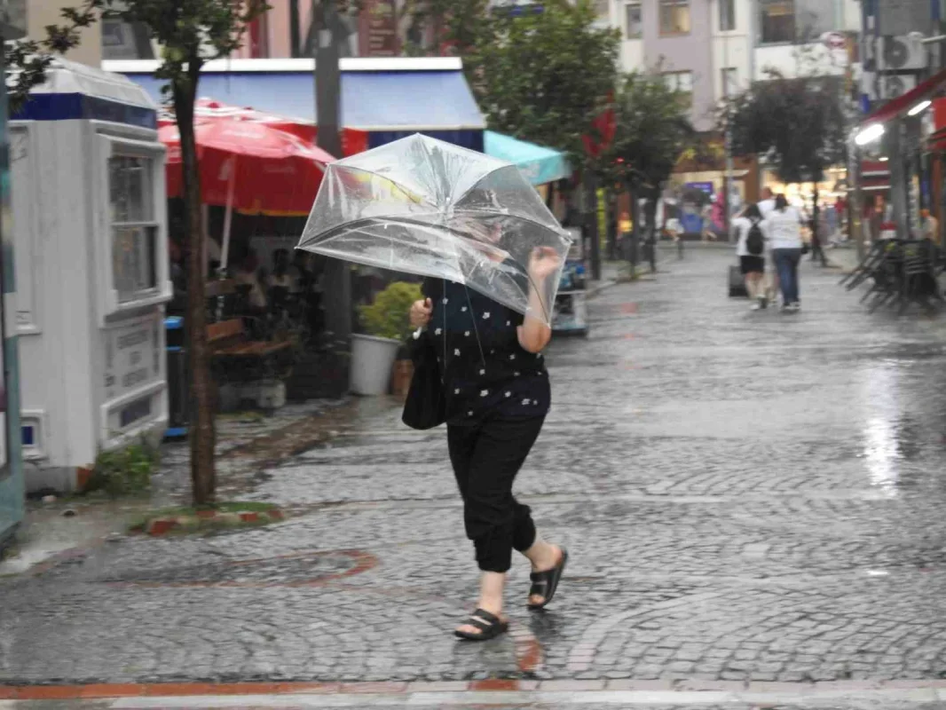 Edirne'de sağanak sürprizi: Çocuklar yağmurda dans etti