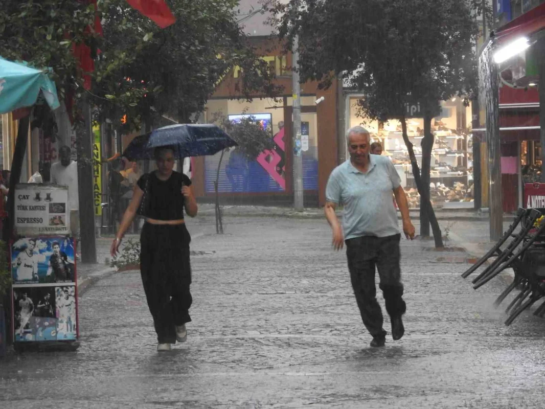 Edirne'de sağanak sürprizi: Çocuklar yağmurda dans etti