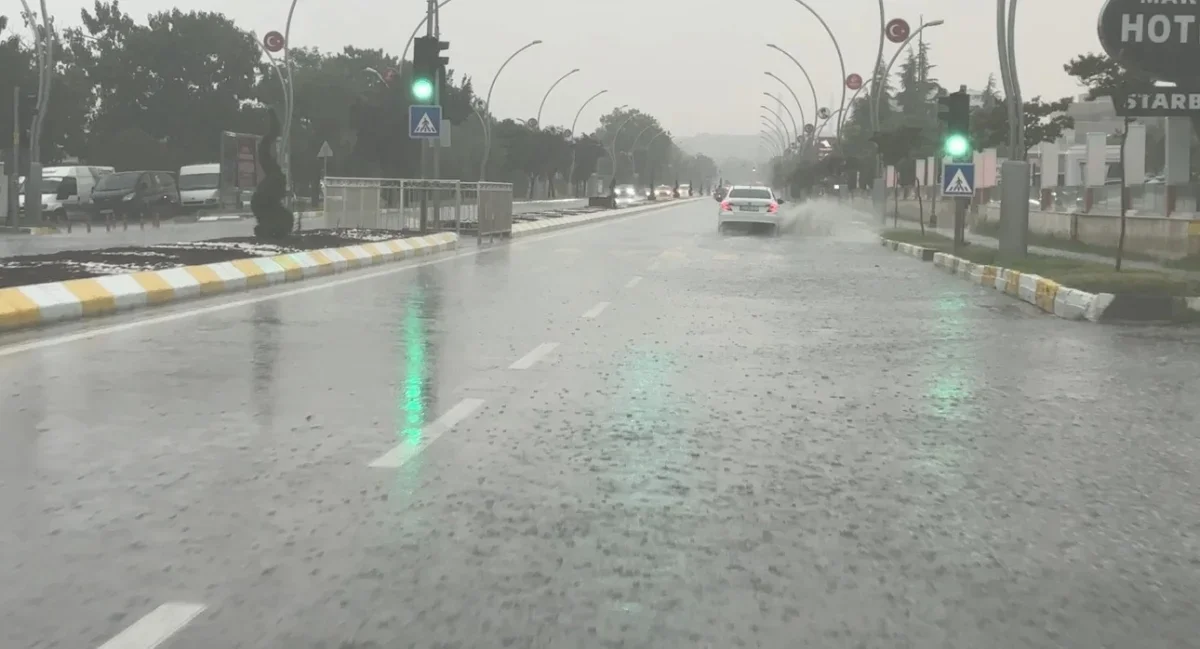 Edirne'de sağanak yağış yolları göle çevirdi, sıcaklık düştü