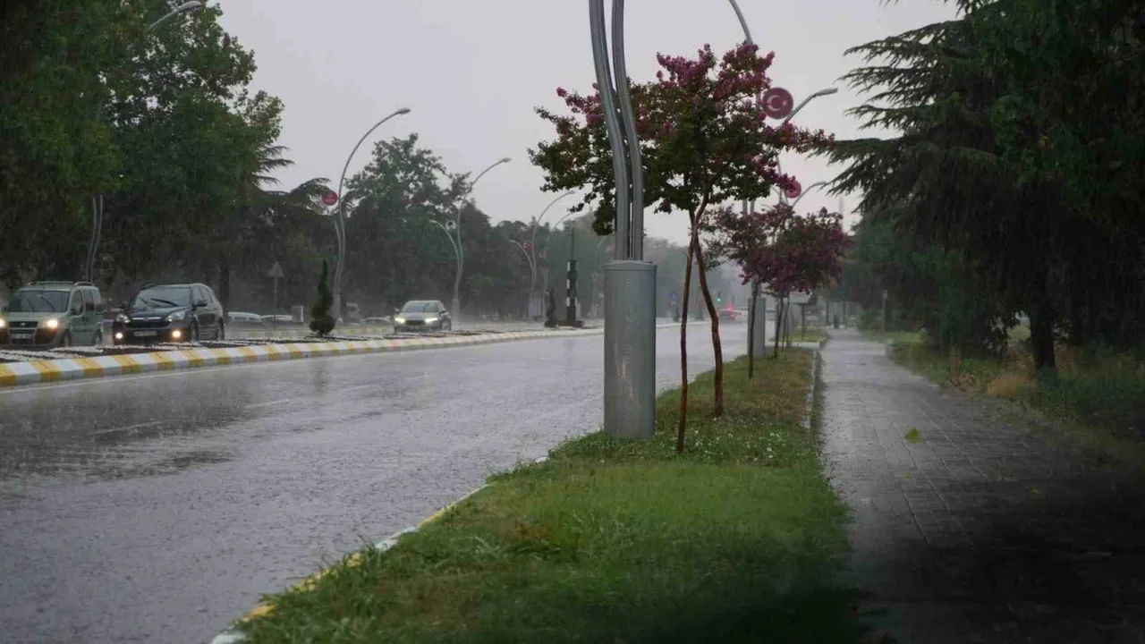 Edirne'de sağanak yağış yolları göle çevirdi, sıcaklık düştü