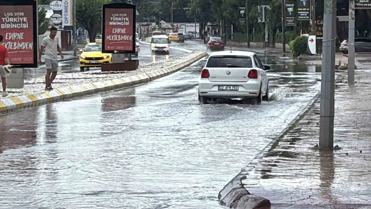 Edirne'de sağanak yağış yolları göle çevirdi, sıcaklık düştü