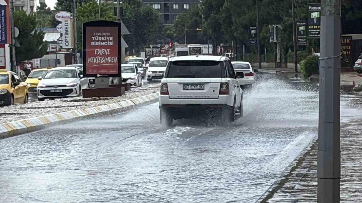Edirne'de sağanak yağış yolları göle çevirdi, sıcaklık düştü