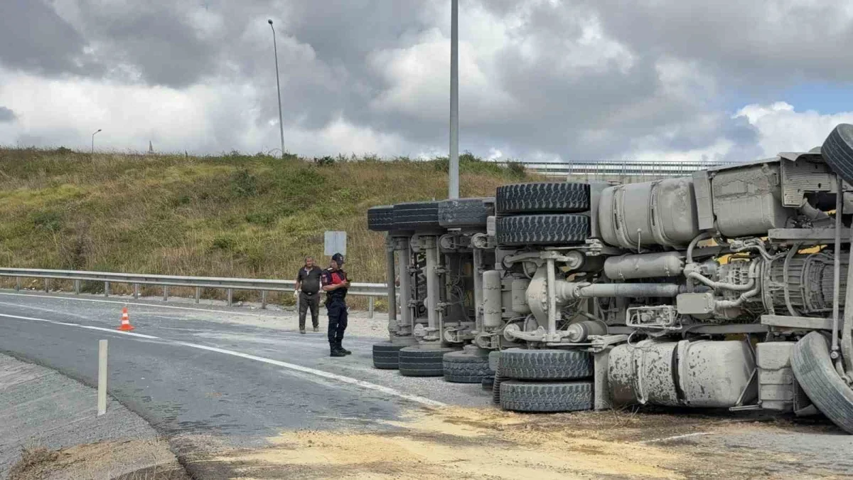İstanbul Havalimanı sapağında hafriyat kamyonu yan yattı
