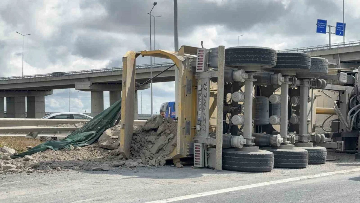 İstanbul Havalimanı sapağında hafriyat kamyonu yan yattı