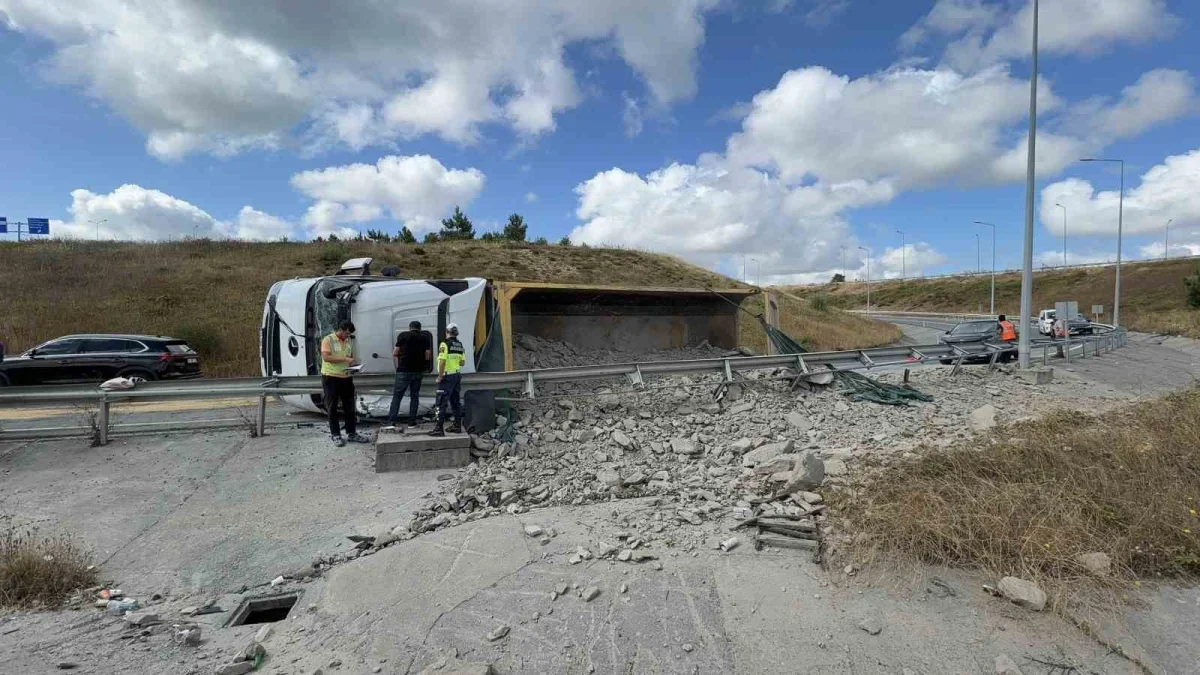 İstanbul Havalimanı sapağında hafriyat kamyonu yan yattı