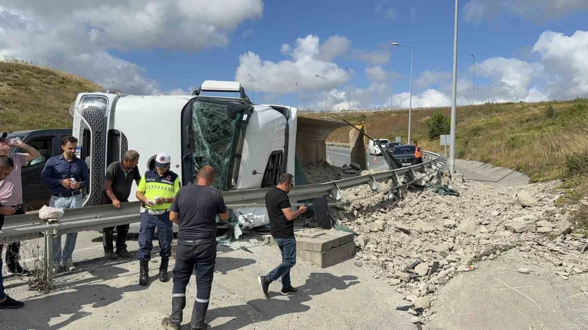 İstanbul Havalimanı sapağında hafriyat kamyonu yan yattı