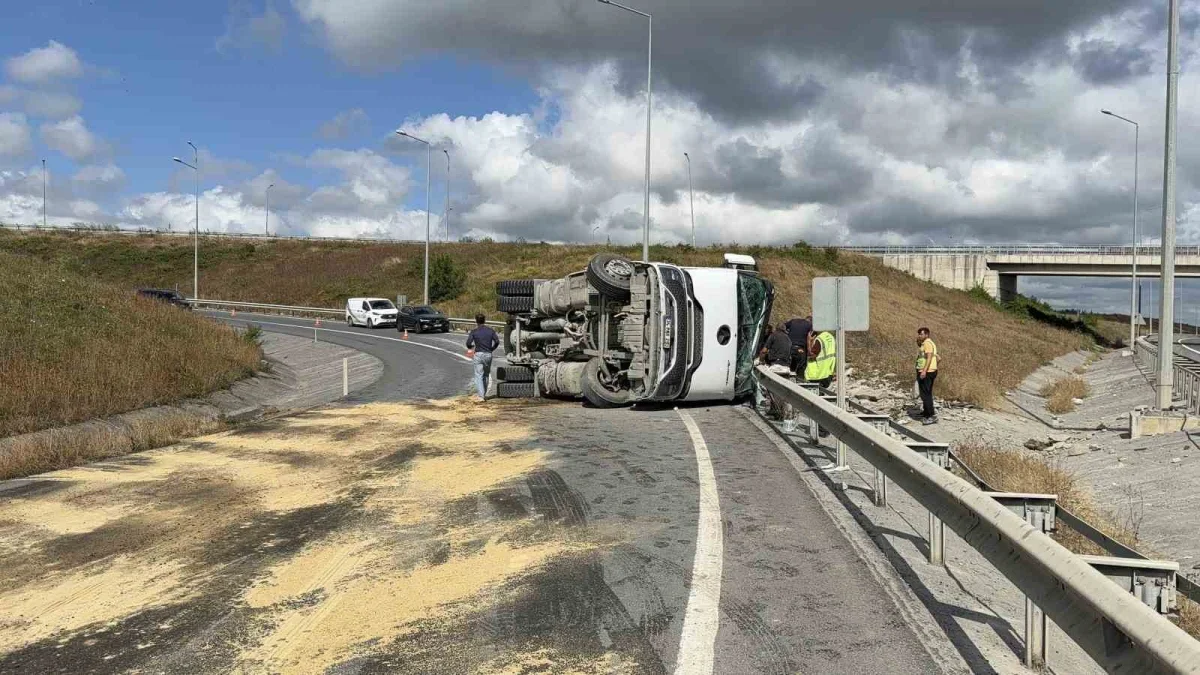 İstanbul Havalimanı sapağında hafriyat kamyonu yan yattı