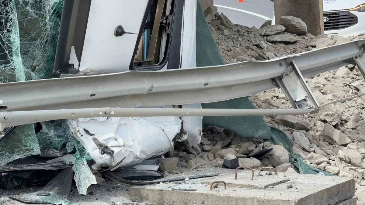 İstanbul Havalimanı sapağında hafriyat kamyonu yan yattı